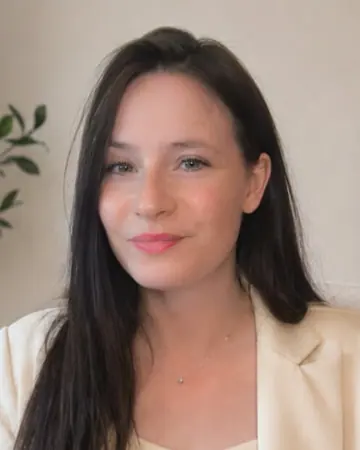 Morgane Muller à son bureau, en veste claire, souriante