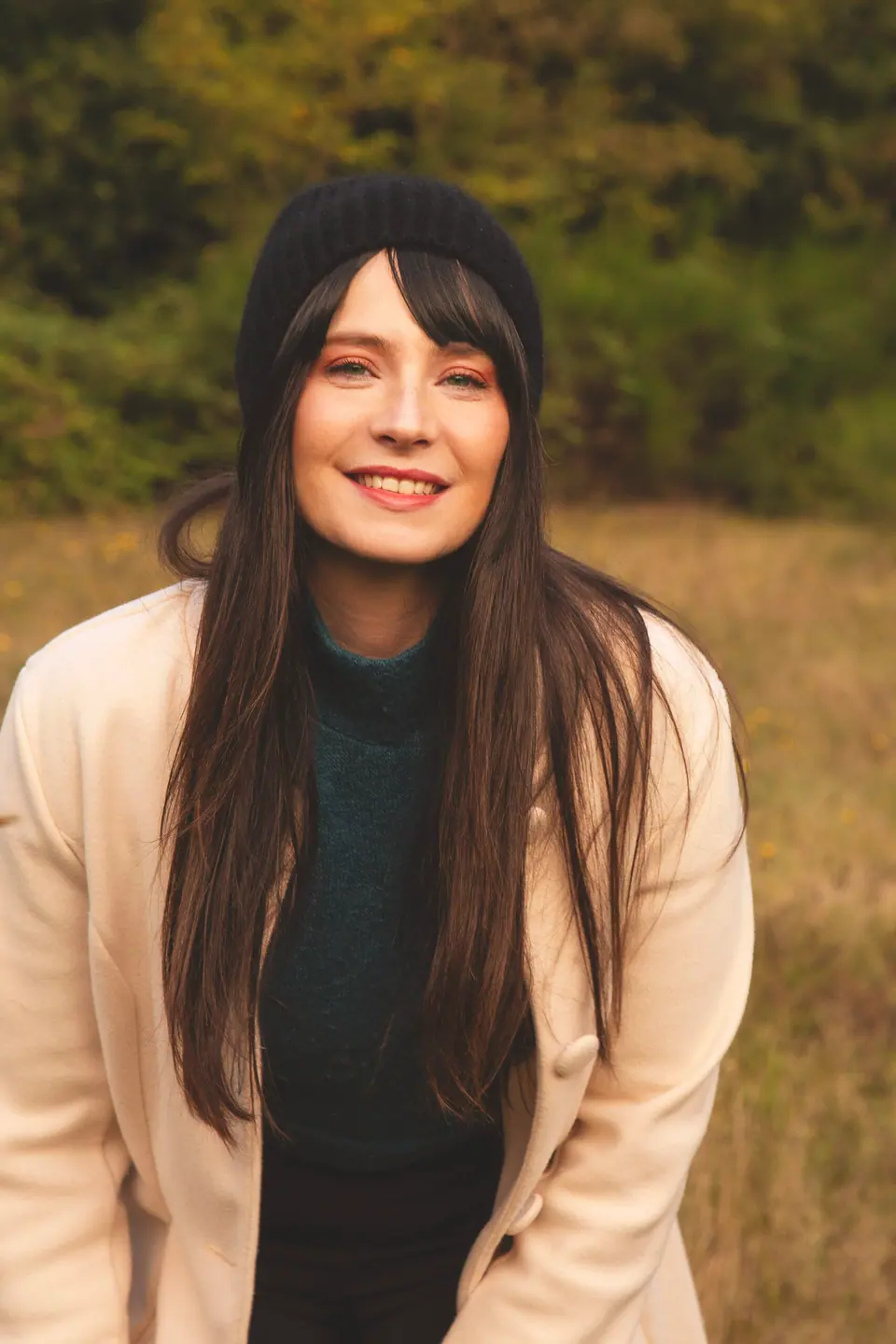 Morgane Muller penchée vers l'objectif, souriante